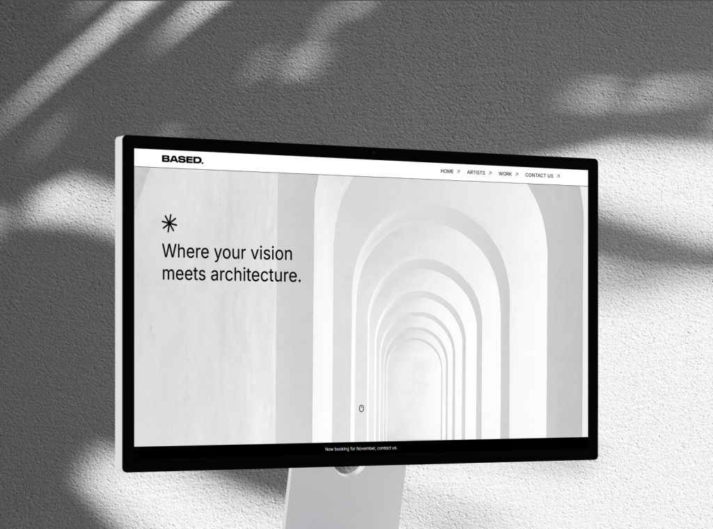 Mock up de um website criado pela Turmoil Design, imagem em tons cinza.